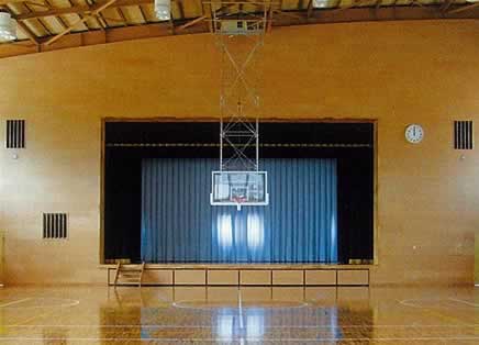 身延町立下山小学校 ◇クローズタイプ タモ柾目 H3,200mm以上 有孔φ6×25mm